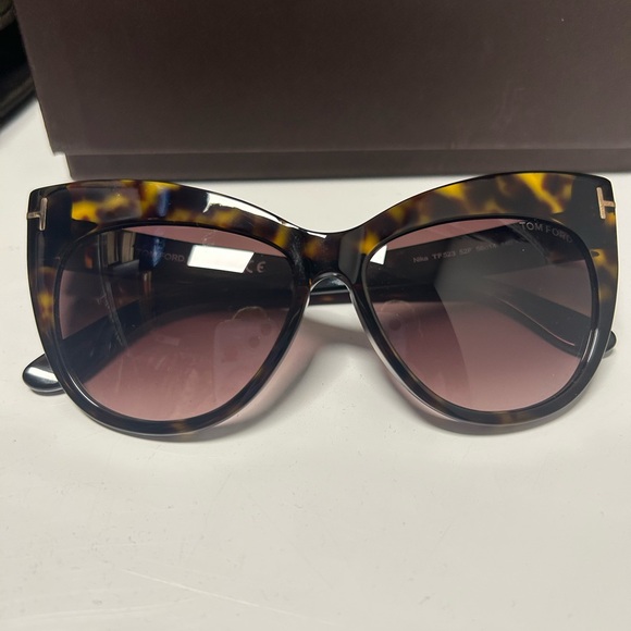 Tom Ford Nika cat eye sunglasses, with Case, box, and unopened cleaning cloth - Picture 2 of 8